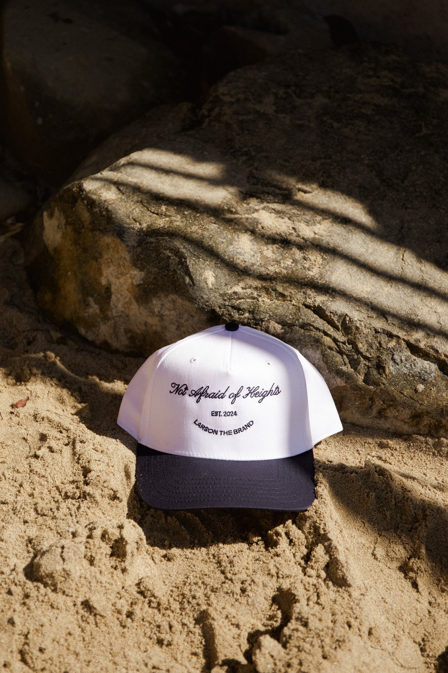 NOT AFRAID OF HEIGHTS HAT IN WHITE/NAVY