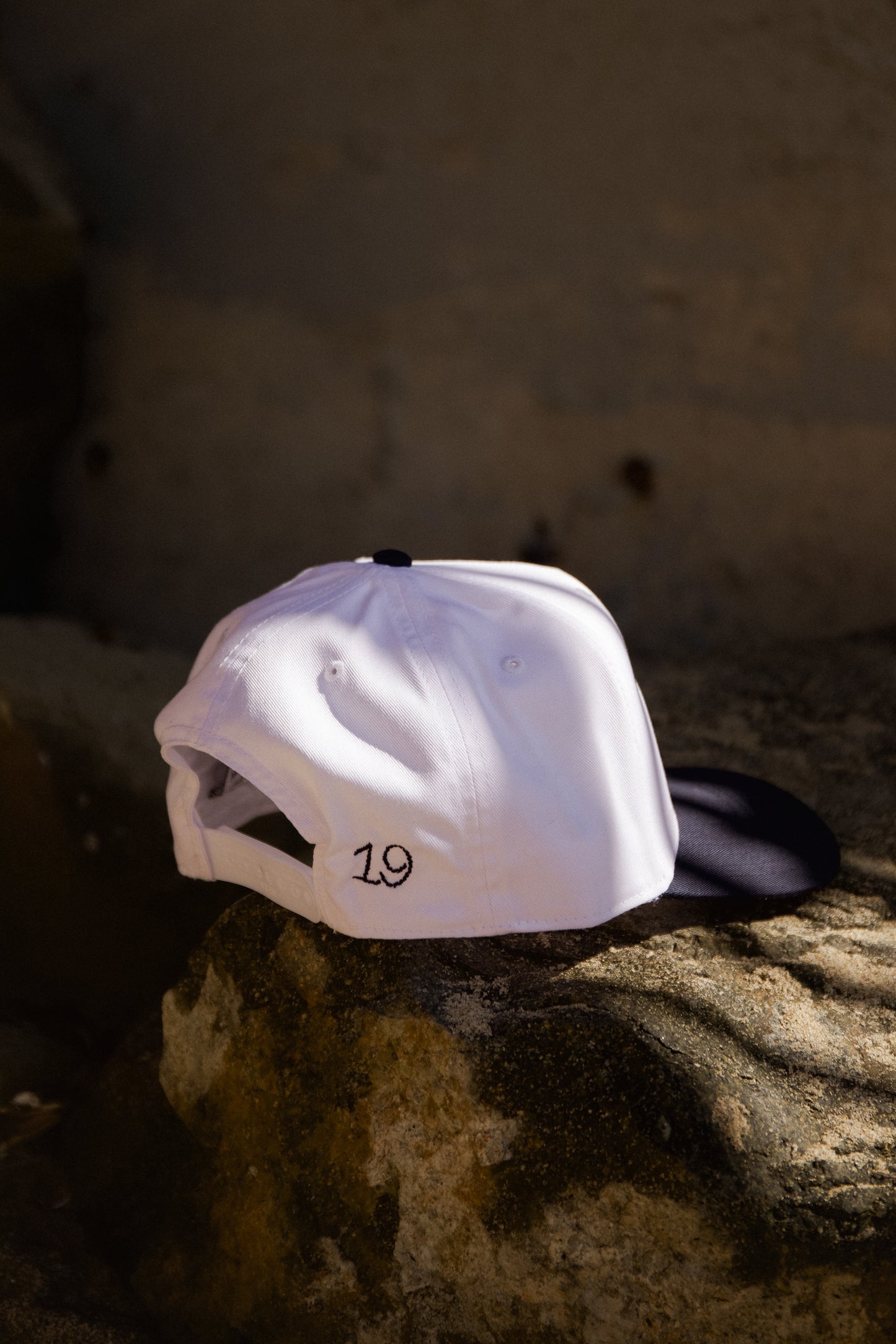 NOT AFRAID OF HEIGHTS HAT IN WHITE/NAVY